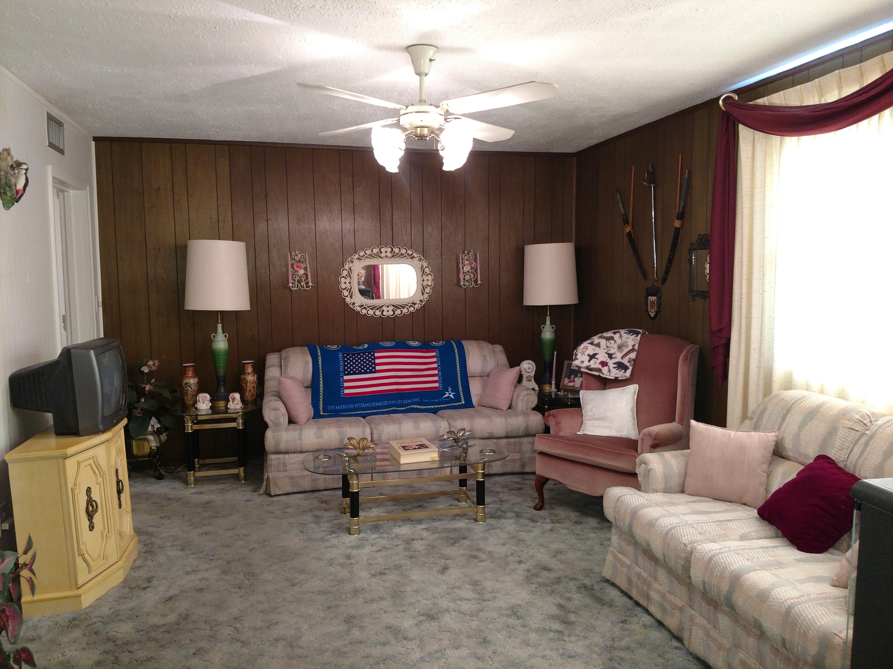27 Choctawhatchee Road Southeast Fort Walton Beach, FL 32548 - Photo 3 of 20 a living room with furniture and a lamp