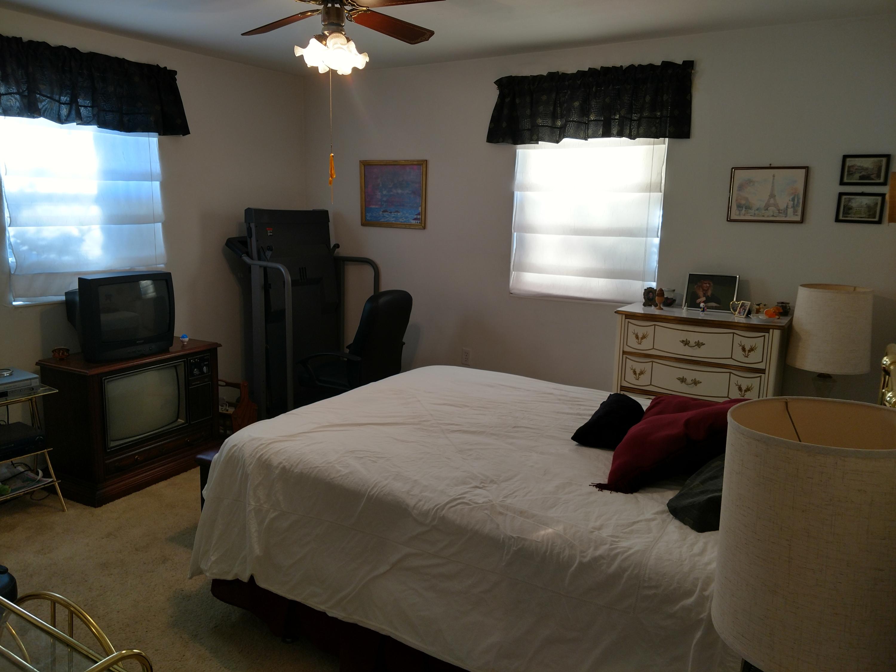 27 Choctawhatchee Road Southeast Fort Walton Beach, FL 32548 - Photo 5 of 20 a bedroom with a bed and a television