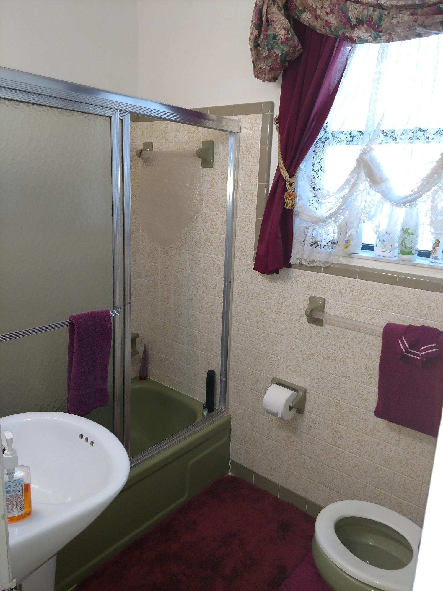 27 Choctawhatchee Road Southeast Fort Walton Beach, FL 32548 - Photo 6 of 20 a bathroom with a tub a toilet and a sink