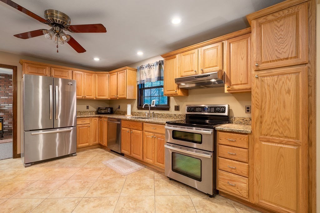 41 Torre Street Reading, MA 01867 - Photo 4 of 17 Gallery Image 4