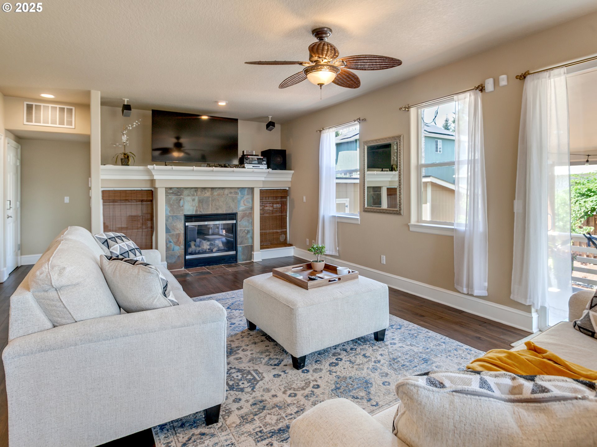 7913 Southwest Leiser Lane Portland, OR 97224 - Photo 17 of 43 Living Room
