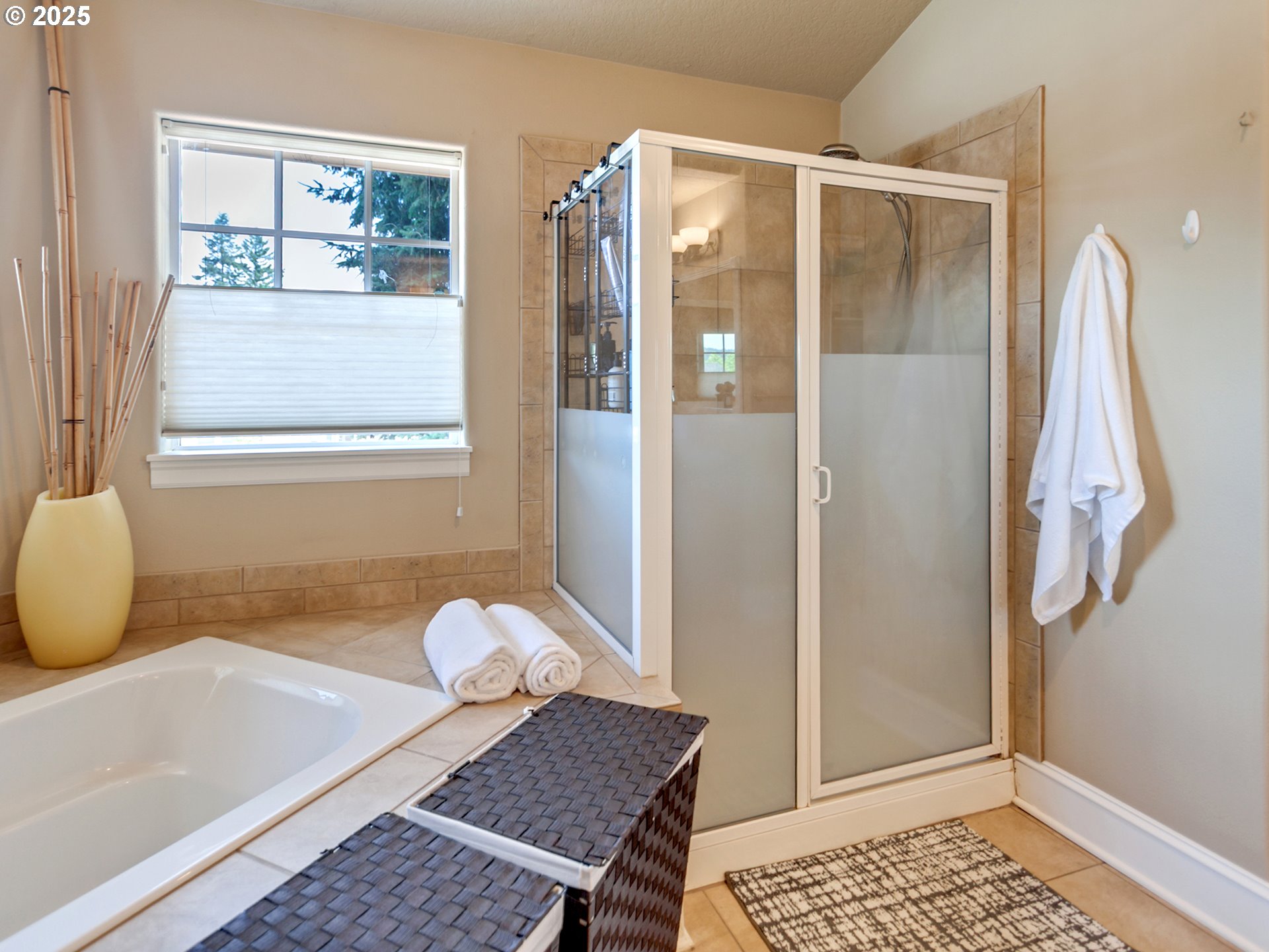 7913 Southwest Leiser Lane Portland, OR 97224 - Photo 22 of 43 Owner's Suite Bathroom