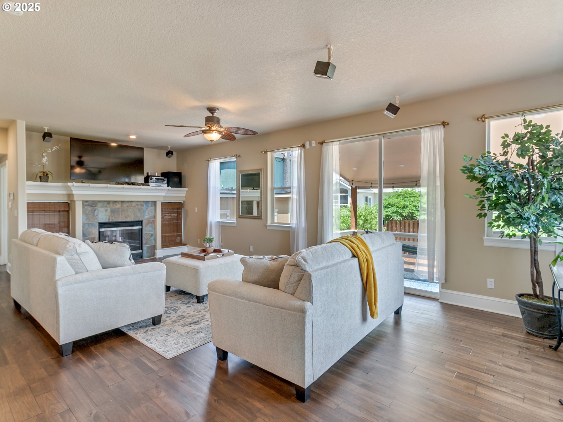 7913 Southwest Leiser Lane Portland, OR 97224 - Photo 28 of 43 Living Room