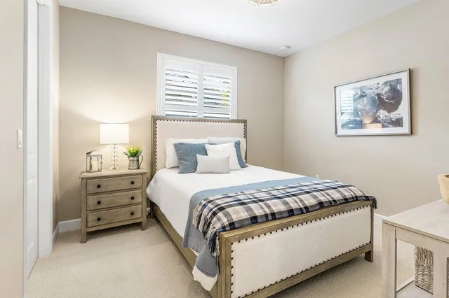 a sign that is sitting next to a house