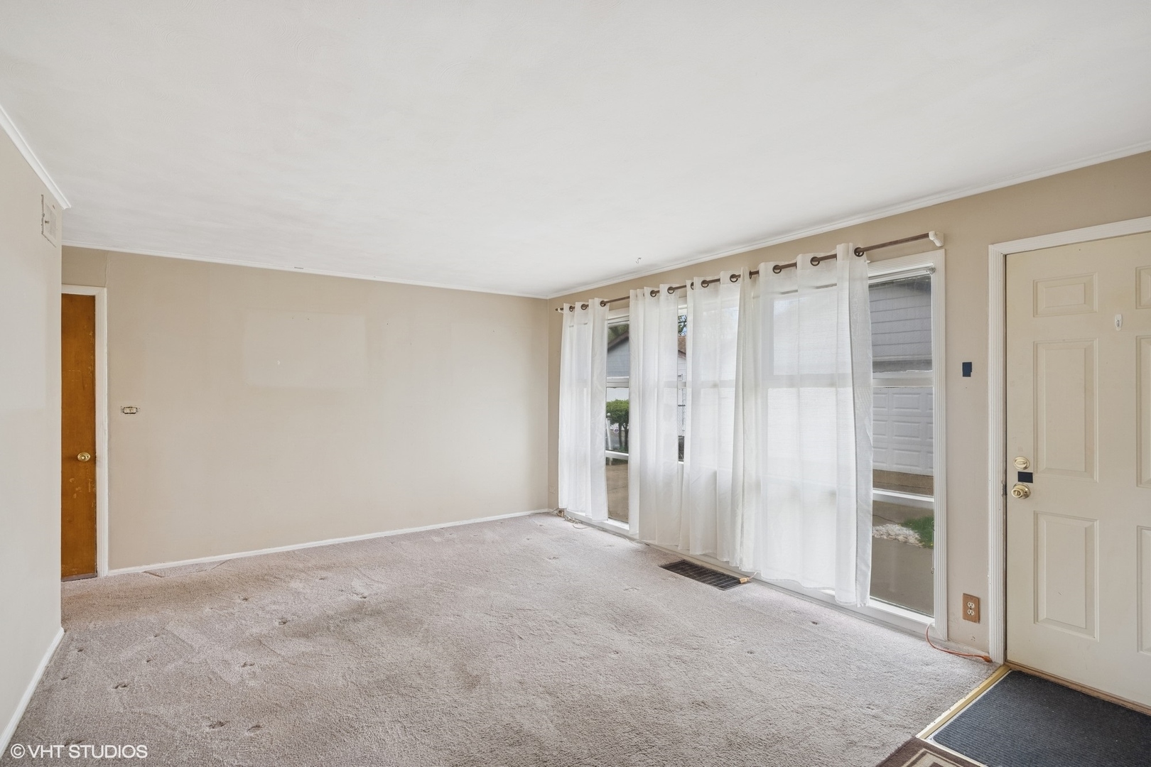 1425 North Wilke Road Arlington Heights, IL 60004 - Photo 3 of 12 a view of an empty room