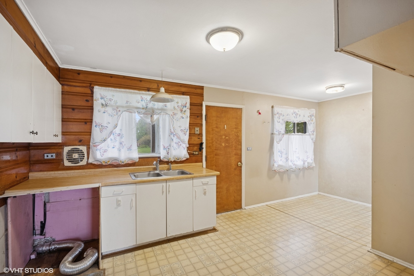 1425 North Wilke Road Arlington Heights, IL 60004 - Photo 5 of 12 a spacious bathroom with a granite countertop sink mirror and a bathtub