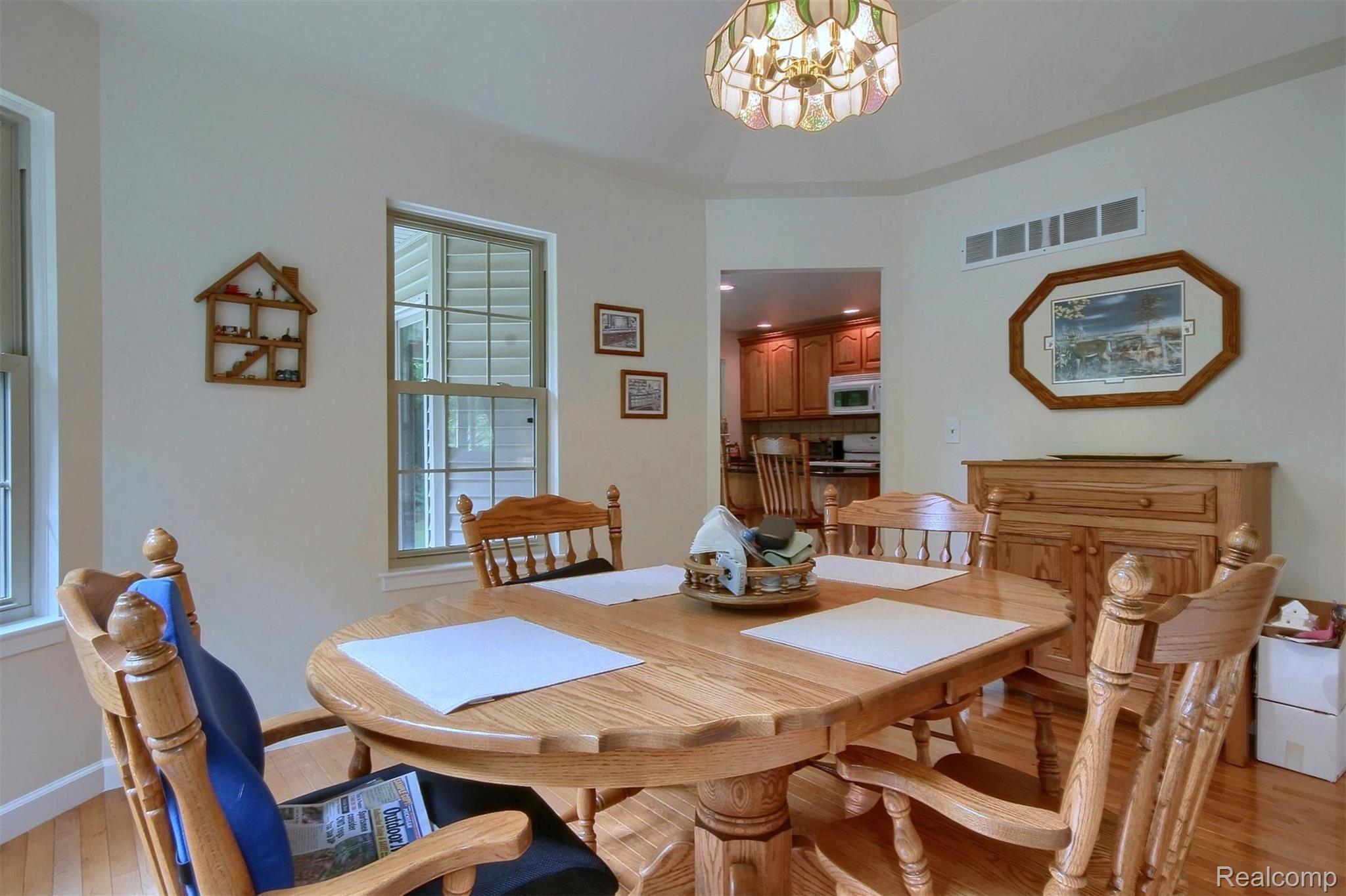 29098 Crawford Road Romulus, MI 48174 - Photo 12 of 38 12-Dining Room 2nd View.jpg