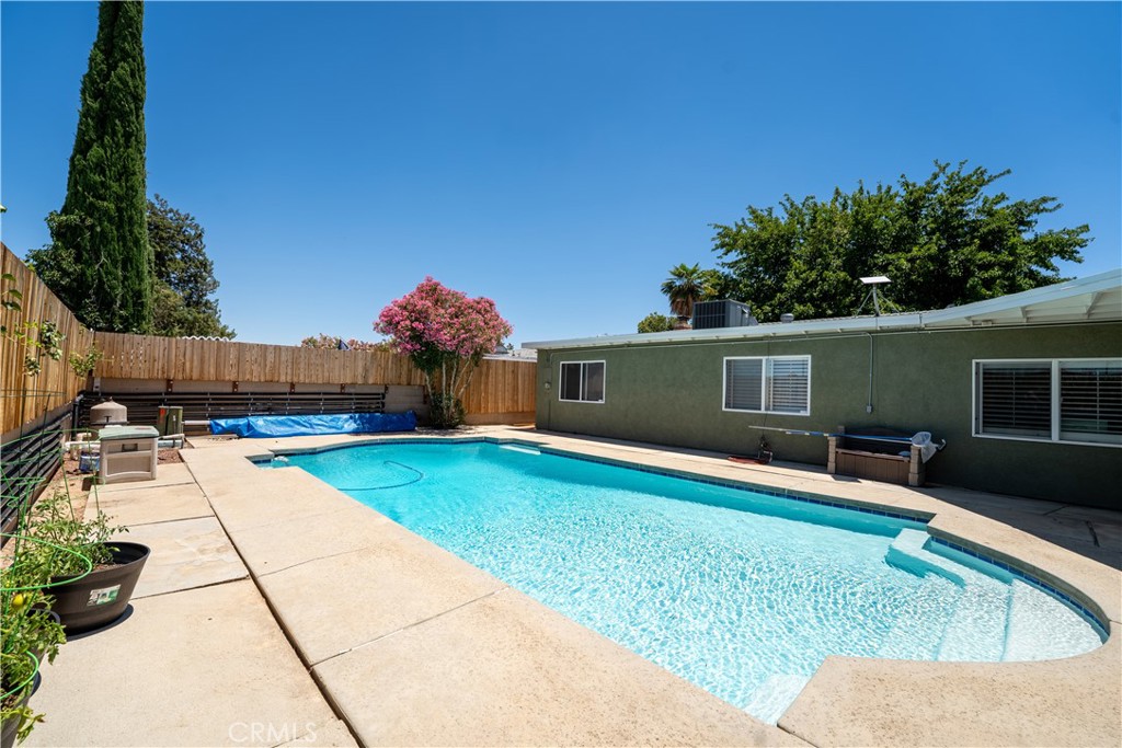 2501 East Avenue R4 Palmdale, CA 93550 - Photo 11 of 40 Lots of room for entertaining friends and family.