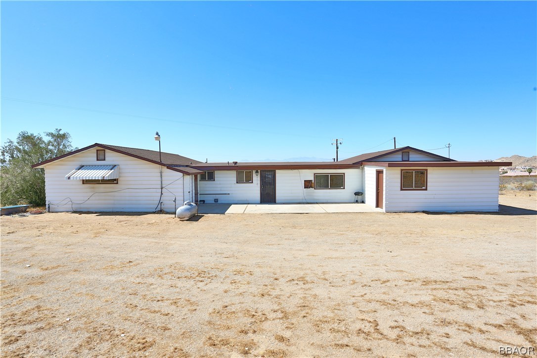 19616 Huasna Road Apple Valley, CA 92307 - Photo 35 of 48 a house with yard and wooden fence