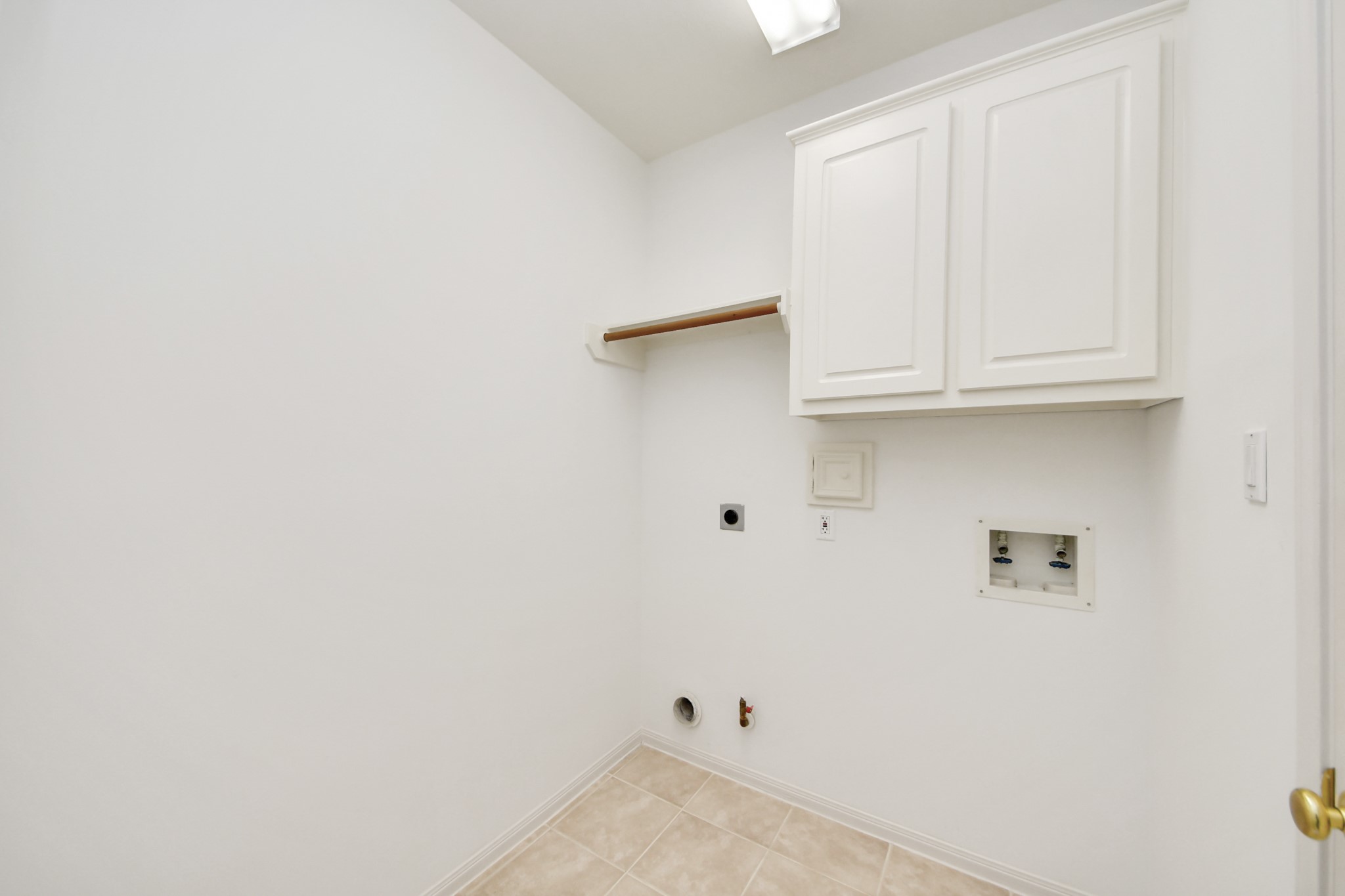 5815 Pheasant Ridge Lane Houston, TX 77041 - Photo 31 of 46 Spacious laundry room featuring tiled flooring, bright walls, and ample cabinetry for storage.