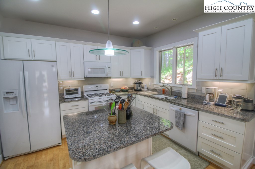 386 Fox Cove Road South Boone, NC 28607 - Photo 6 of 24 Gallery Image 6