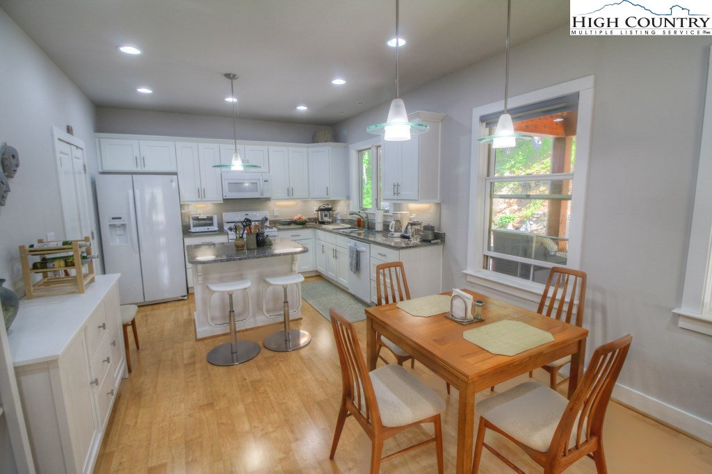 386 Fox Cove Road South Boone, NC 28607 - Photo 10 of 24 Gallery Image 10