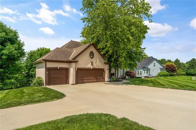 $585,000 | 10013 Northwest Crooked Road, Parkville, MO 64152