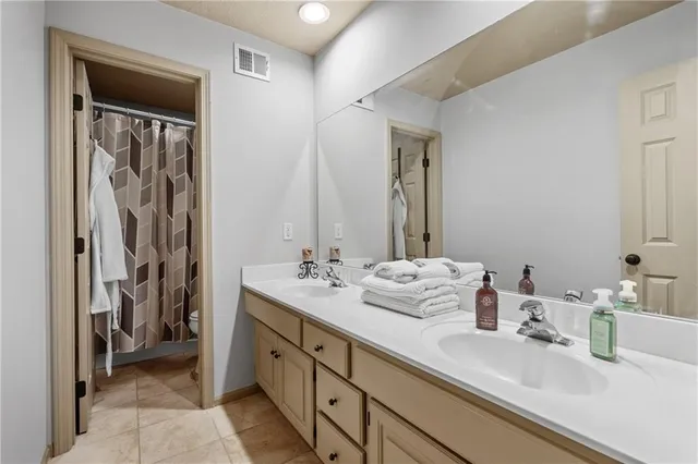 $585,000 | 10013 Northwest Crooked Road, Parkville, MO 64152