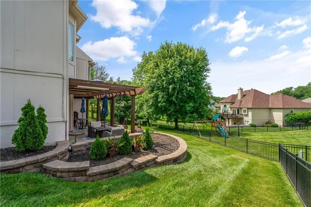 $585,000 | 10013 Northwest Crooked Road, Parkville, MO 64152