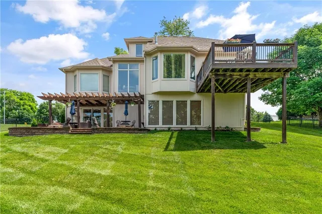 $585,000 | 10013 Northwest Crooked Road, Parkville, MO 64152