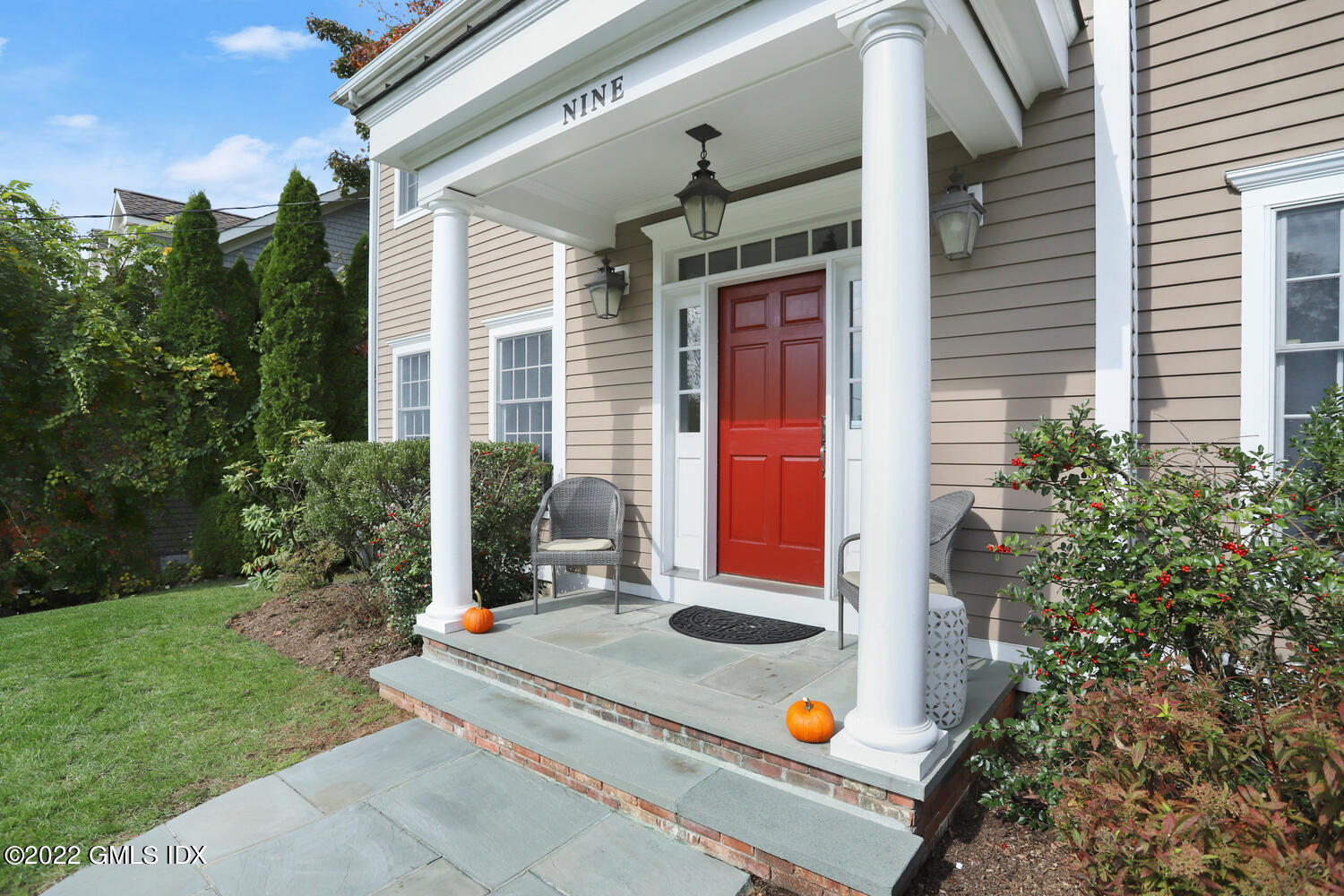 9 Robin Place Old Greenwich, CT 06870 - Photo 2 of 51 9 Robin Pl Old Greenwich CT-large-068-07