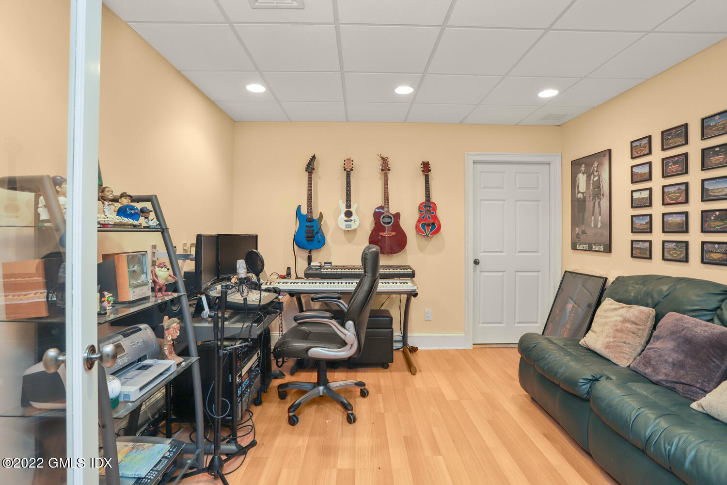 9 Robin Place Old Greenwich, CT 06870 - Photo 38 of 51 a living room with furniture a air conditioner vent and a window