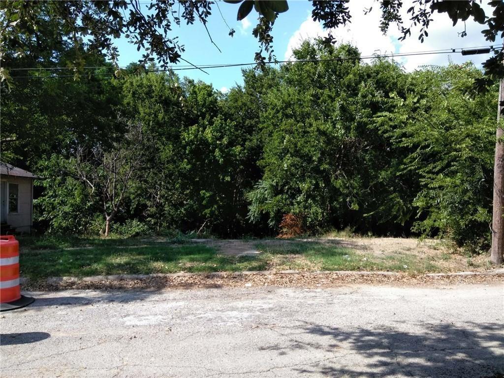 845 Betterton Circle Dallas, TX 75203 - Photo 1 of 2 a view of a yard with plants and trees