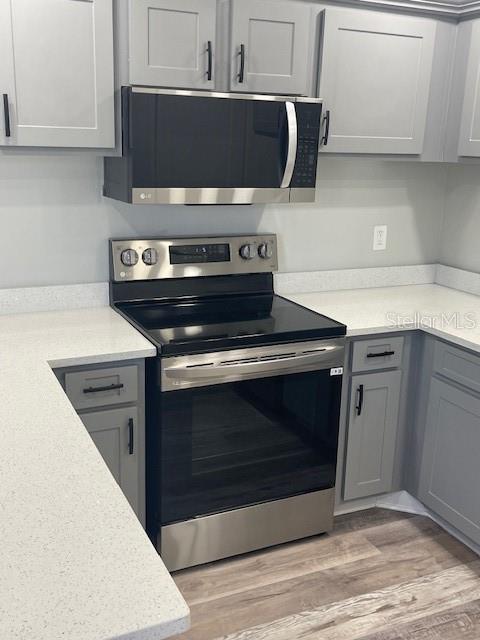 12149 Armenia Gables Circle, Unit 12149 Tampa, FL 33612 - Photo 3 of 27 a stove top oven sitting inside of a kitchen