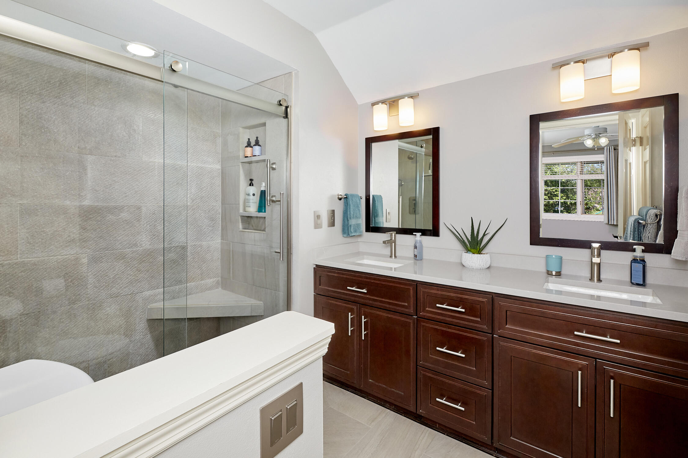 14 Virginia Street Racine, WI 53405 - Photo 17 of 29 Ensuit Full Bathroom