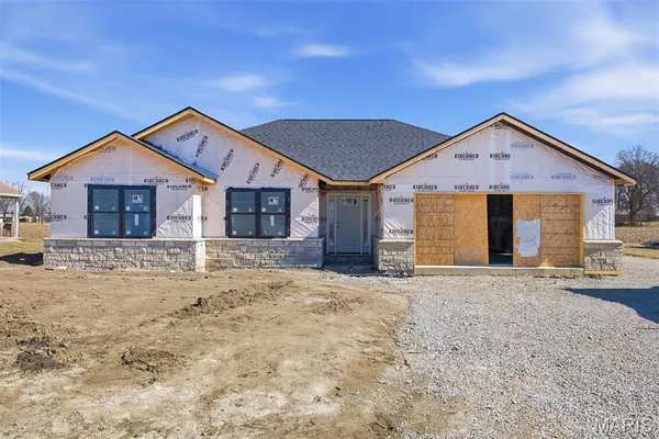 $379,900 | 2728 Pineview Drive, Highland, IL 62249