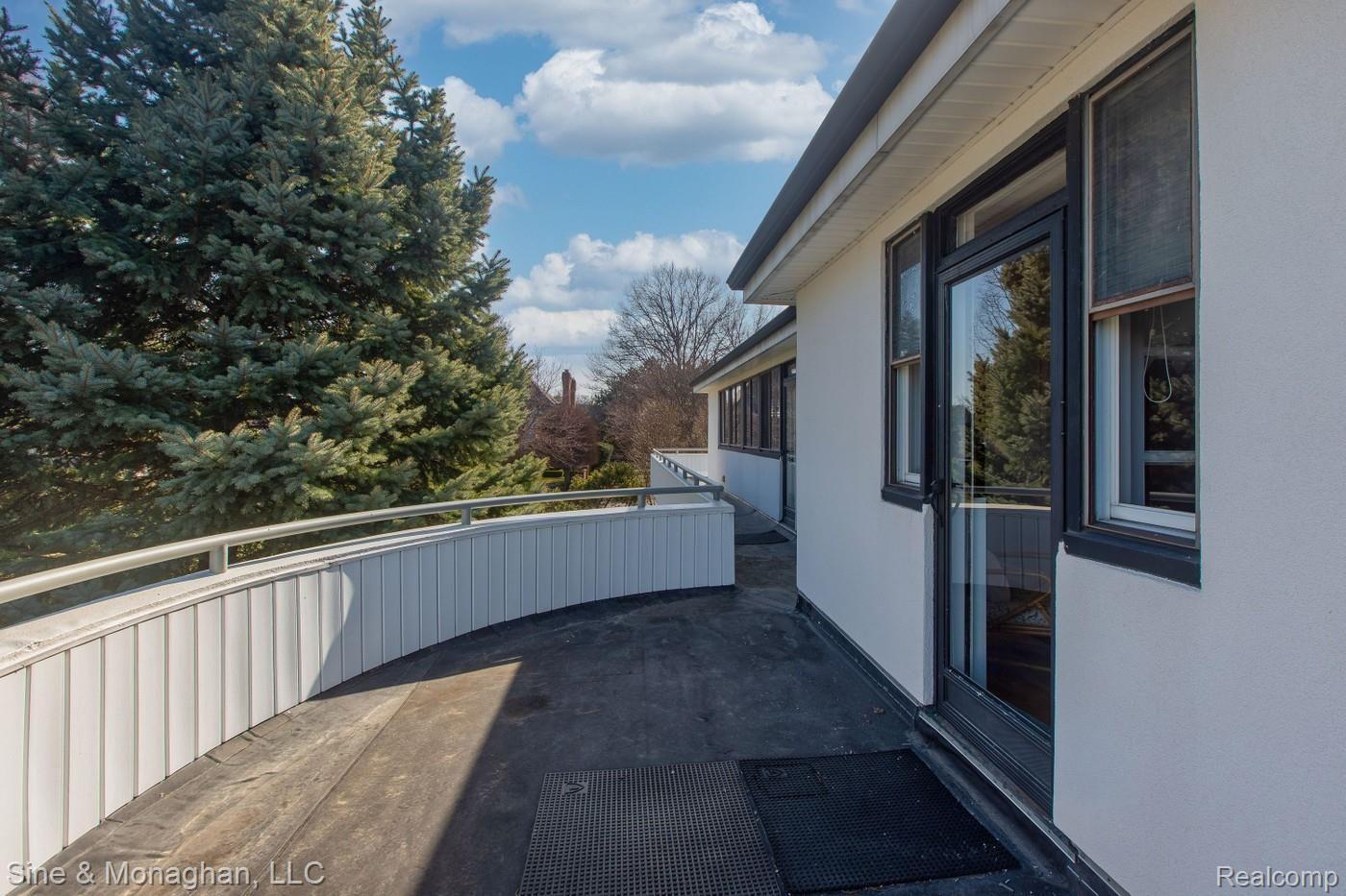 10 Provencal Road Grosse Pointe, MI 48236 - Photo 47 of 94 10-provencal-upper east balcony.jpg