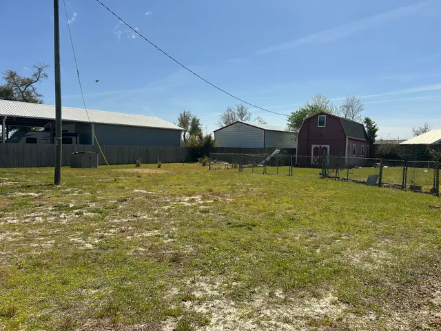a view of a backyard