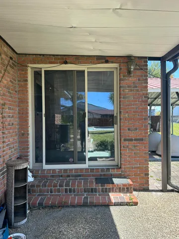 a view of a back yard