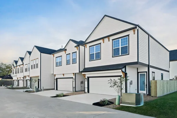 $349,900 | 5915 Wheatley Holw Lane, Houston, TX 77091