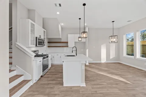 $349,900 | 5915 Wheatley Holw Lane, Houston, TX 77091