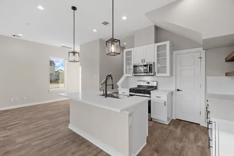 $349,900 | 5915 Wheatley Holw Lane, Houston, TX 77091