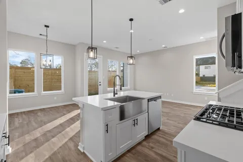 $349,900 | 5915 Wheatley Holw Lane, Houston, TX 77091