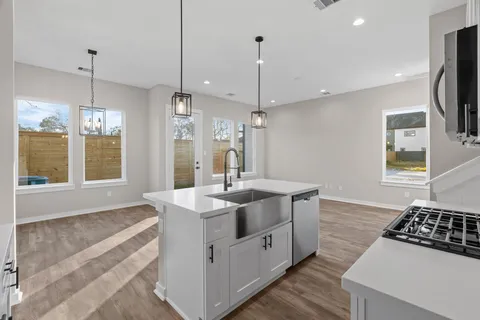 $349,900 | 5915 Wheatley Holw Lane, Houston, TX 77091