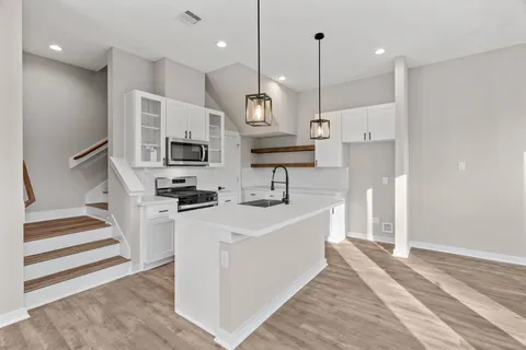 $349,900 | 5915 Wheatley Holw Lane, Houston, TX 77091