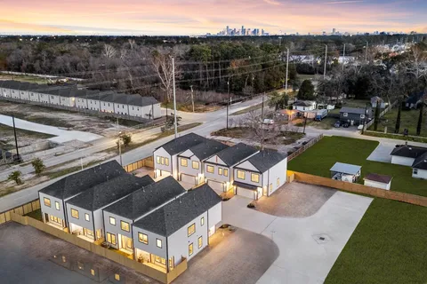 $349,900 | 5915 Wheatley Holw Lane, Houston, TX 77091