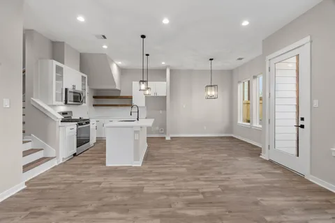 $349,900 | 5915 Wheatley Holw Lane, Houston, TX 77091