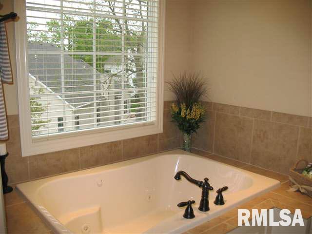 4517 Moencks Road Bettendorf, IA 52722 - Photo 7 of 9 Gallery Image 7