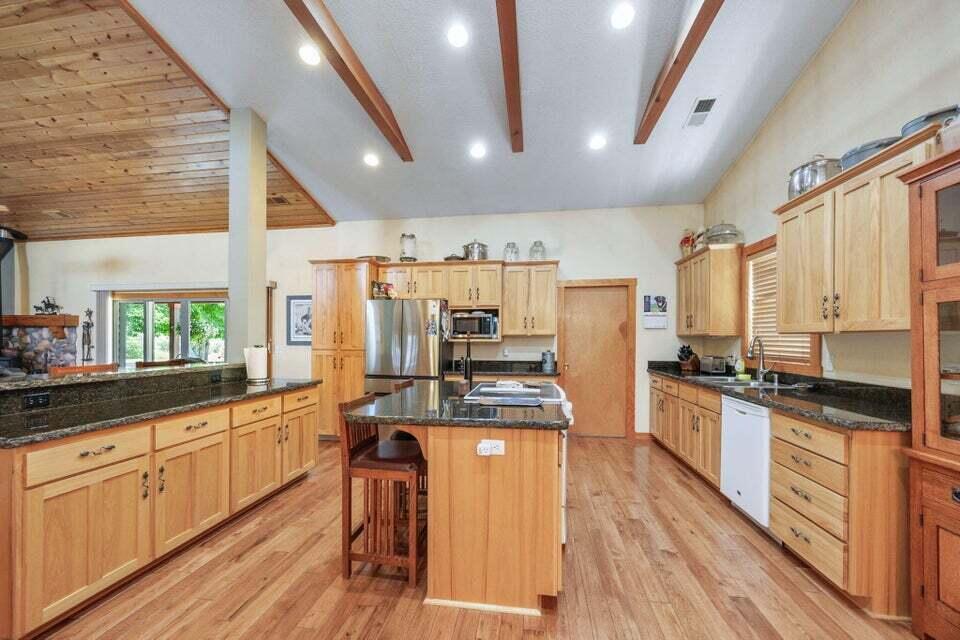 2511 Alta Vista Road Eagle Point, OR 97524 - Photo 18 of 47 19