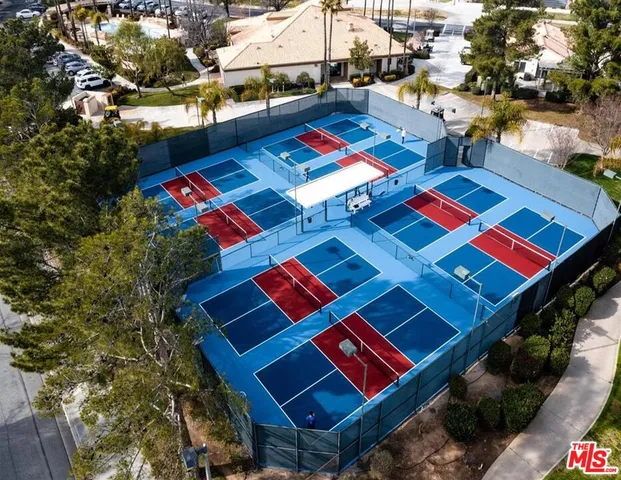 a black and white photo of a building