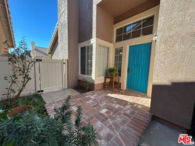 a view of a house with backyard and garden
