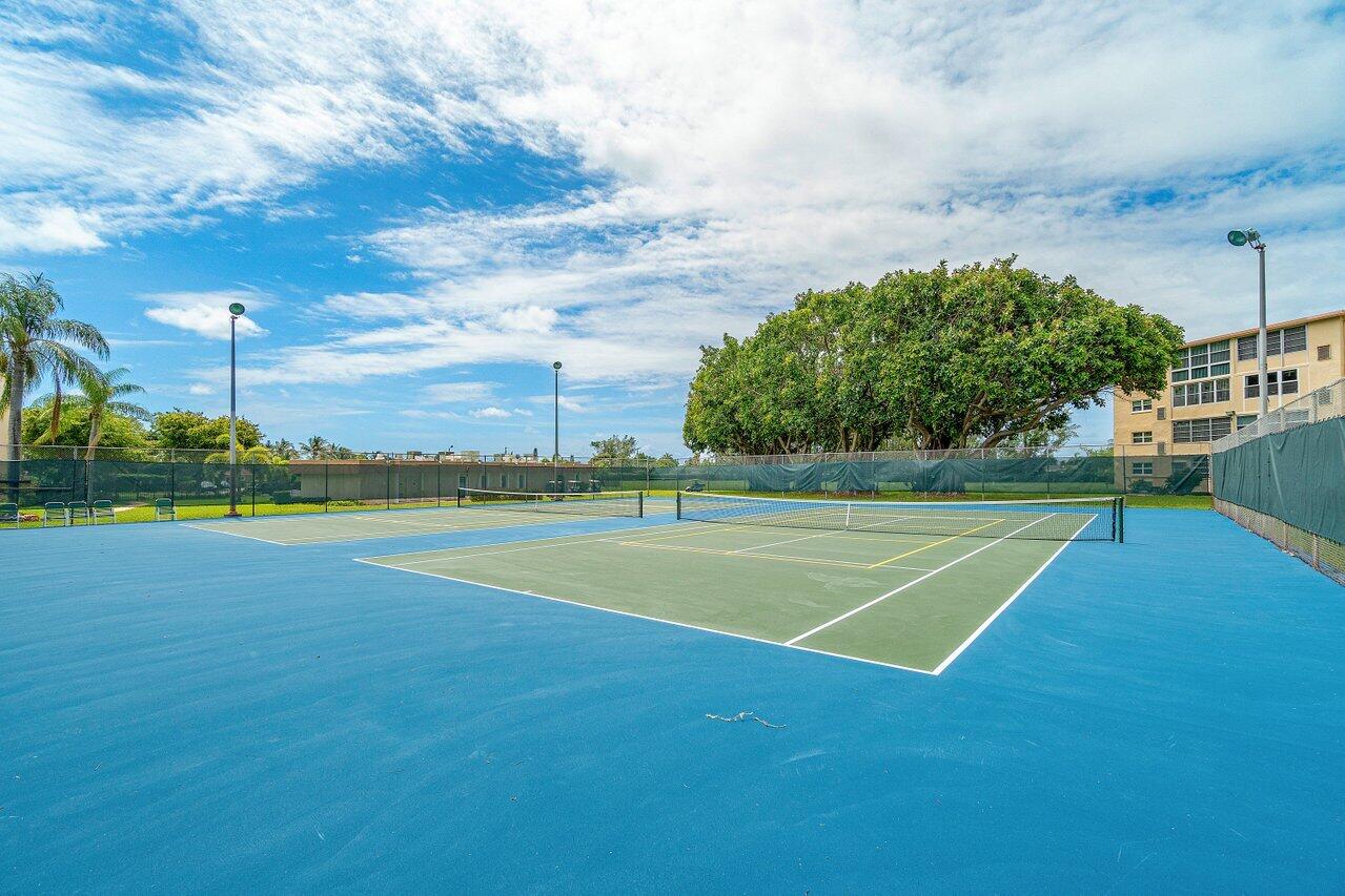 2615 Northeast 3rd Street, Unit 308 Boynton Beach, FL 33435 - Photo 26 of 27 a view of a basket ball ground