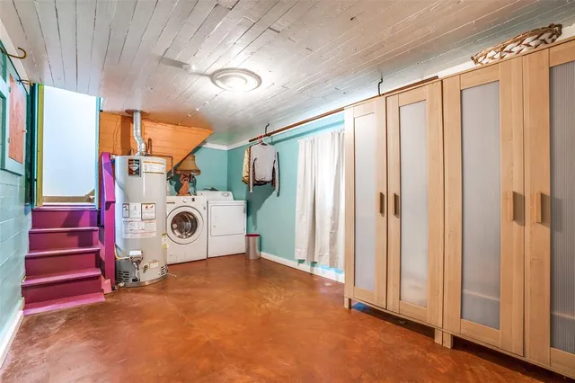 a view of a storage & utility room with washer and dryer