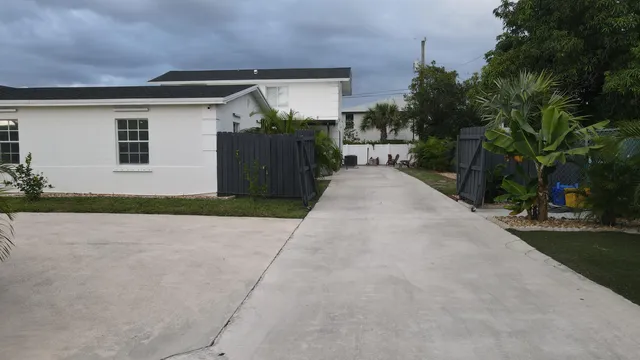 $895,900 | 1613 Sherwood Avenue, Mangonia Park, FL 33407