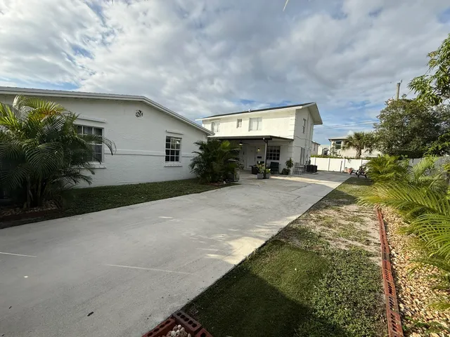 $895,900 | 1613 Sherwood Avenue, Mangonia Park, FL 33407