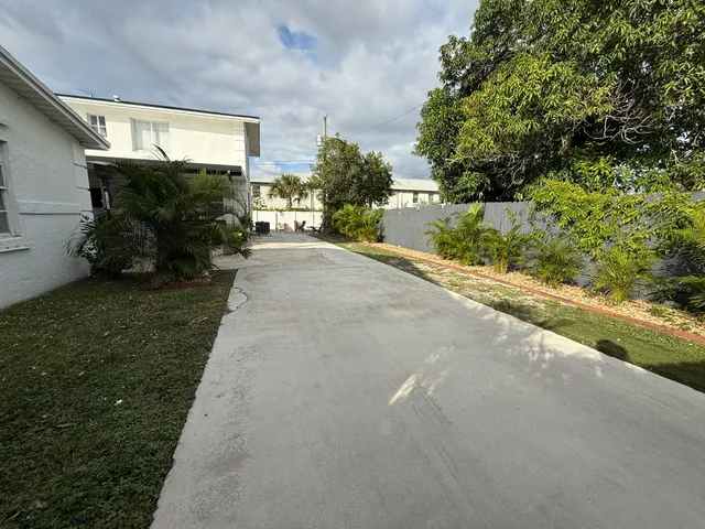 $895,900 | 1613 Sherwood Avenue, Mangonia Park, FL 33407