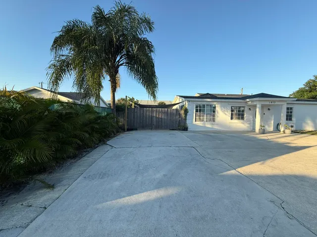$895,900 | 1613 Sherwood Avenue, Mangonia Park, FL 33407