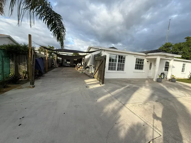 $895,900 | 1613 Sherwood Avenue, Mangonia Park, FL 33407