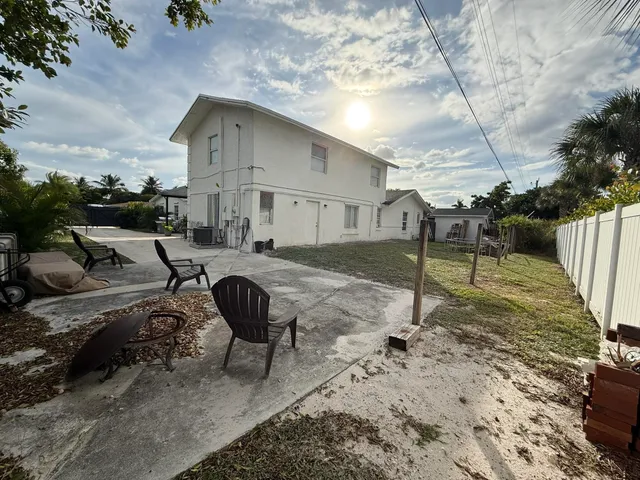 $895,900 | 1613 Sherwood Avenue, Mangonia Park, FL 33407