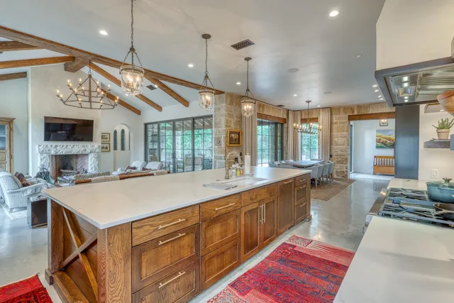 a large kitchen with kitchen island a large island in it